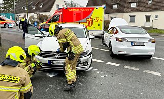 Beim Zusammenstoß von zwei Personenwagen im Einmündungsbereich der Hedwigstraße in die Giselastraße wurden zwei Menschen verletzt. - Ralph Meyer Beim Zusammenstoß von zwei Personenwagen im Einmündungsbereich der Hedwigstraße in die Giselastraße wurden zwei Menschen verletzt. - Ralph Meyer
