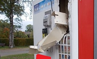 Diebe brachen zunächst den Automaten gewaltsam auf, um dann das Bargeld sowie Zigaretten zu entwenden. - Polizei Minden-Lübbecke Diebe brachen zunächst den Automaten gewaltsam auf, um dann das Bargeld sowie Zigaretten zu entwenden. - Polizei Minden-Lübbecke