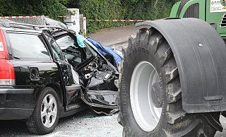 Totalschaden: Der riesige Reifen des Traktors führte vor einigen Wochen zu schweren Verletzungen eines Sechsjährigen. - Andreas Eickhoff Totalschaden: Der riesige Reifen des Traktors führte vor einigen Wochen zu schweren Verletzungen eines Sechsjährigen. - Andreas Eickhoff