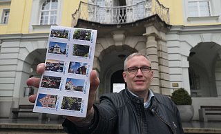 Marco Rabeneick von Citipost OWL zeigt die neuen Briefmarken vor dem Herforder Rathaus. - Ilja Regier Marco Rabeneick von Citipost OWL zeigt die neuen Briefmarken vor dem Herforder Rathaus. - Ilja Regier