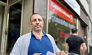 Ein geprellter Kunde steht vor dem geschlossenen Reisebüro in Bielefeld und zeigt seinen wertlosen Buchungsbeleg. - Stefan Becker Ein geprellter Kunde steht vor dem geschlossenen Reisebüro in Bielefeld und zeigt seinen wertlosen Buchungsbeleg. - Stefan Becker