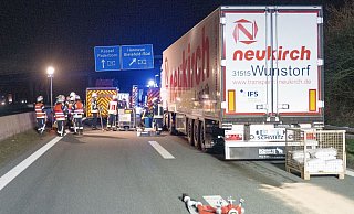 Die Autobahn musste gegen 6 Uhr gesperrt werden. Der Lkw wird abgeschleppt. - Christian Mathiesen Die Autobahn musste gegen 6 Uhr gesperrt werden. Der Lkw wird abgeschleppt. - Christian Mathiesen