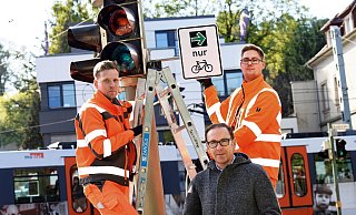 Christopher Bilan (links) und Jan Mellies vom städtischen Umweltbetrieb montieren das neue Grünpfeil-Schild. - Barbara Franke Christopher Bilan (links) und Jan Mellies vom städtischen Umweltbetrieb montieren das neue Grünpfeil-Schild. - Barbara Franke