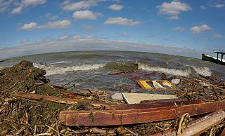 Nach der Zerstörung des Kachowka-Staudamms haben Trümmer die Strände des Schwarzen Meeres bei Odessa erreicht. - Andrey Nekrasov/ZUMA Press Wire/dpa Nach der Zerstörung des Kachowka-Staudamms haben Trümmer die Strände des Schwarzen Meeres bei Odessa erreicht. - Andrey Nekrasov/ZUMA Press Wire/dpa