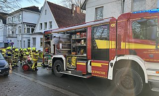 Zur Außenbrandbekämpfung setzt Einsatzleiter Olaf Brandt zwei Trupps mit einem Strahlrohr und einer Steckleiter, sowie einer Wärmebildkamera ein. - Feuerwehr Bad Oeynhausen Zur Außenbrandbekämpfung setzt Einsatzleiter Olaf Brandt zwei Trupps mit einem Strahlrohr und einer Steckleiter, sowie einer Wärmebildkamera ein. - Feuerwehr Bad Oeynhausen