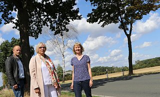 Ortstermin: An vielen Stellen im Mühlenkreis finden Olaf Halbe (v.l.), Beatrix Aden und Dr. Beatrix Wallberg - wie hier an der Vehlager Straße in Espelkamp-Fiestel - Beispiele dafür, wie Straßenbäume unterschiedlich mit der Trockenheit zurechtkommen. Während die Eichen kaum Probleme haben, ist die Birke im Hintergrund abgestorben. - Sonja Rohlfing Ortstermin: An vielen Stellen im Mühlenkreis finden Olaf Halbe (v.l.), Beatrix Aden und Dr. Beatrix Wallberg - wie hier an der Vehlager Straße in Espelkamp-Fiestel - Beispiele dafür, wie Straßenbäume unterschiedlich mit der Trockenheit zurechtkommen. Während die Eichen kaum Probleme haben, ist die Birke im Hintergrund abgestorben. - Sonja Rohlfing