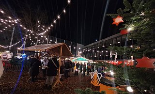 Sicher bleiben noch ein paar Wünsche offen. Dennoch wird das "Weihnachtliche Bünde" auf dem Rathausplatz gut angenommen. - Peter Heidbrink Sicher bleiben noch ein paar Wünsche offen. Dennoch wird das "Weihnachtliche Bünde" auf dem Rathausplatz gut angenommen. - Peter Heidbrink
