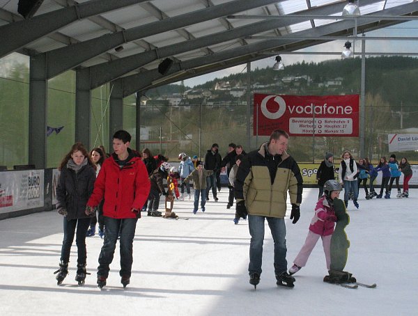Die Beverunger-Eisbahn eignet sich perfekt für ein Indoor-Kindergeburtstag-Erlebnis. - © Torsten Wegener (Archivbild)
