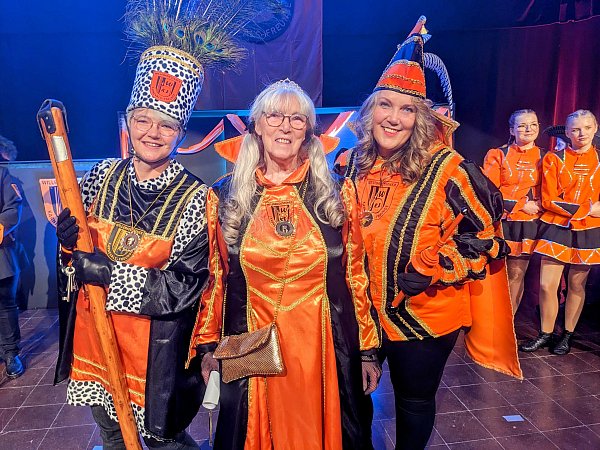 Das neue Dreigestirn in Willebadessen mit Bauer Sylvia Cebul, Jungfrau Gina Struck und Prinz Bianca Struck. - © Burkhard Battran