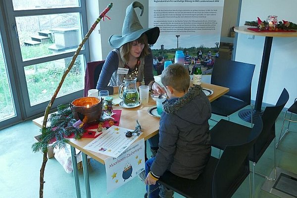 Die Moorhexe braute mit den Kindern spezielle Zaubertränke. - © NABU Minden-Lübbecke