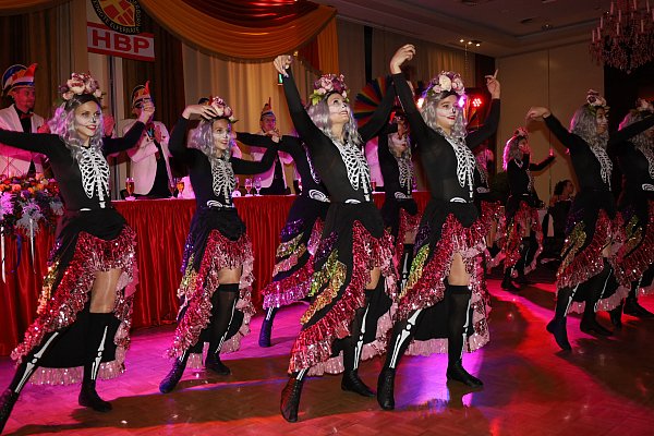 Mit einer schwungvollen Choreographie, beeindruckenden Hebefiguren und tollen Kostümen wollen die Showtanzgruppen begeistern. - © Symbolbild/Regina Brucksch