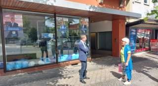 Pop-up-Büro: Warburger Bürgermeister-Kandidaten machen Politik im Schaufenster