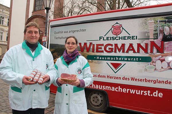 Fleischermeister Matthias Wiegmann und Ehefrau Marion sind unter anderem auf dem Wochenmarkt in Brakel vertreten. - © Amina Vieth