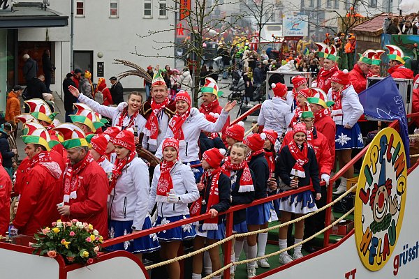 Besonderes Karnevalsfeeling verströmten die Jecken in Delbrück beim alljährlichen Rosenmontagszug. - © Archivfoto Regina Brucksch