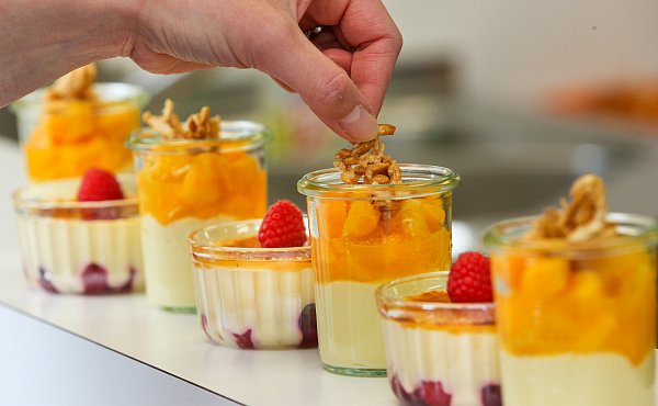 In der Versuchsküche Oetker können Kinder und Erwachsene unter Anleitung backen. - © Andreas Zobe