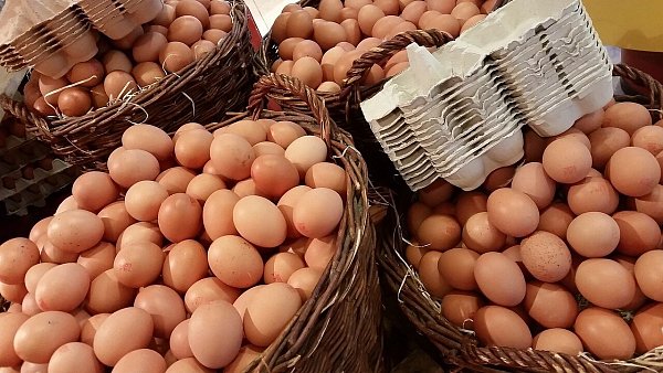 Die Händler auf dem Wochenmarkt in Schloß Holte verkaufen unter anderem frische Eier. - © Symbolfoto: Pixabay