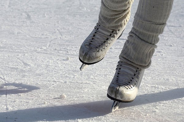 Eislaufen in der Eishalle Herford ist in OWL bekannt als besonderes Ausflugsziel für Familien. - © Symbolfoto: Pixabay