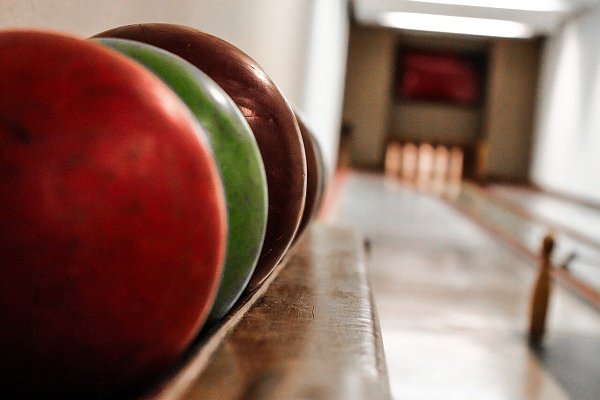 Auf der Kegelbahn können Kindergruppen mit Erwachsenen bis zu drei Stunden kegeln. - © Symbolfoto: Pixabay