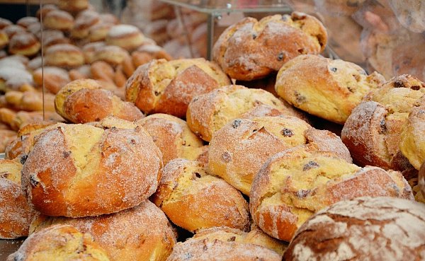 Frische Backwaren gibt es unter anderem auf dem Wochenmarkt in Rietberg zu kaufen. - © Symbolbild: Pixabay
