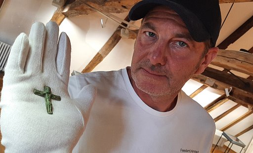 Ein Schatz: Im Museum im Stern präsentiert Stefan Drese ein Pektoralkreuz aus der Zeit um 1000, das der Warburger Sondengänger im Boden der Wüstung Papenheim in er Nähe der Hansestadt fand. - Dieter Scholz