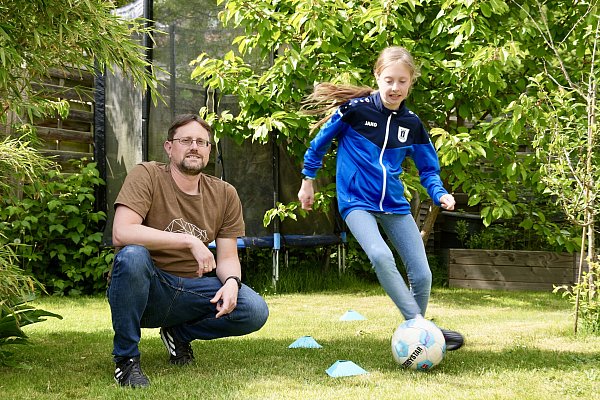 Papa Rene Höcker ist auch Trainer von Johannas Fußballmannschaft und begleitet sie nach Berlin. - © Peter Unger