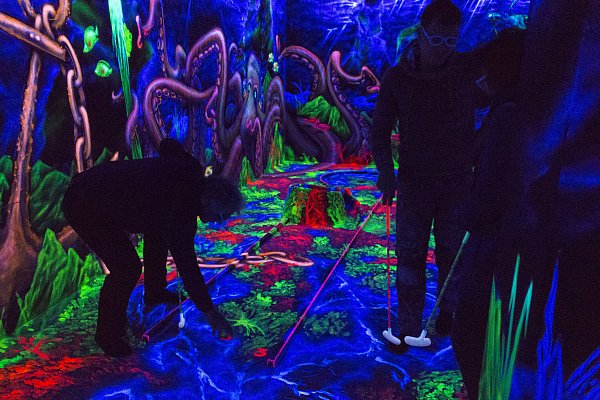 Schwarzlicht-Minigolf zum Kindergeburtstag dauert etwa 2,5 Stunden ist bei Kindern sehr beliebt. - © Viola Paulmann