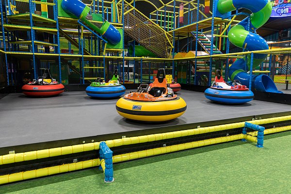Im Mindocino Minden gibt es neben einem großen Kletterturm auch Bumper-Cars. - © Meike Regtmeier Fotografie/Mindoortainment