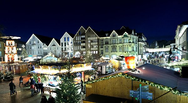 Der Gütersloher Weihnachtsmarkt verzaubert den Berliner Platz in eine Winterlandschaft. - © Andreas Frücht