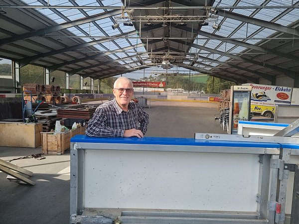 Inhaber Norbert Loepp vor der Eröffnung der Eisbahn in Beverungen. - © Yannick Sonntag