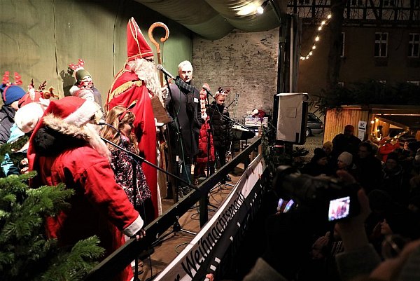 Warburg: In der Altstadt sorgt der Verein "Alle Jahre wieder" mit dem Nikolausbesuch für Weihnachtsstimmung. - © Simone Flörke